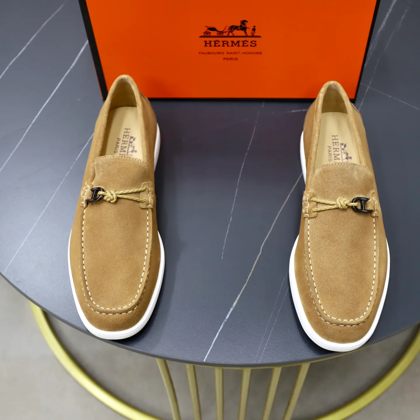 Ex-factory price: 540💰Hermès/Hermès slip-on men's shoes. This shoe is made of imported cow suede leather, with simple and smooth lines, and a 3CM rubber foam ultra-light sole combined with aerodynamic design! Youthful and fashionable, H button decoration, contrasting leather embellishment on the heel, calf lining to gently wrap your feet, with embossed logo cowhide feet, leather rock strips, casual and urban style, highlighting youthful vitality, sports and leisure version, super versatile Size number: 38-39-40-41-42-43-44 Standard leather shoe size (45 can be customized but does not support returns)